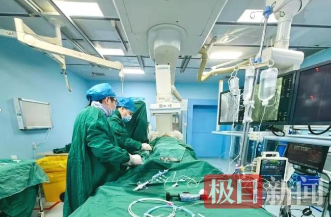 男子街头突发心梗 热心车主疾驰送医 70分钟生死救援