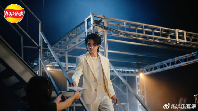 想吃王鹤棣手里的薯片 大帅哥硬帅回归