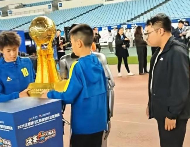 “苏超”冠军奖杯长啥样 机器人护送金鼎足球奖杯