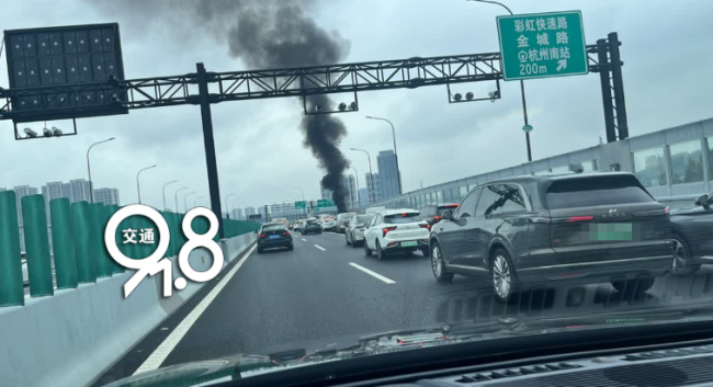 杭州一教练车高架上突发自燃