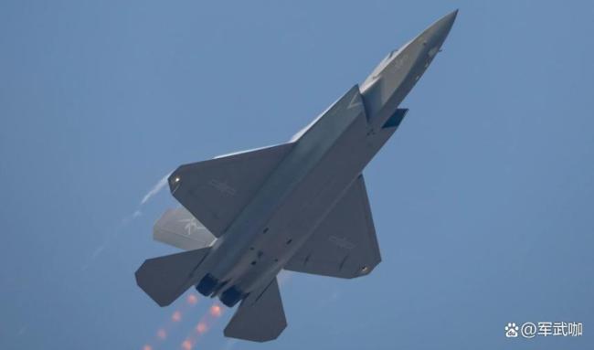 俄勇士飞行表演队炫特技“落叶飘” 苏-35S闪耀南昌天空