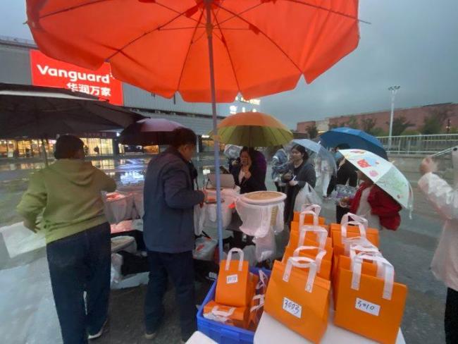 美院硕士在母校附近摆摊卖包子火了 南北口味大比拼