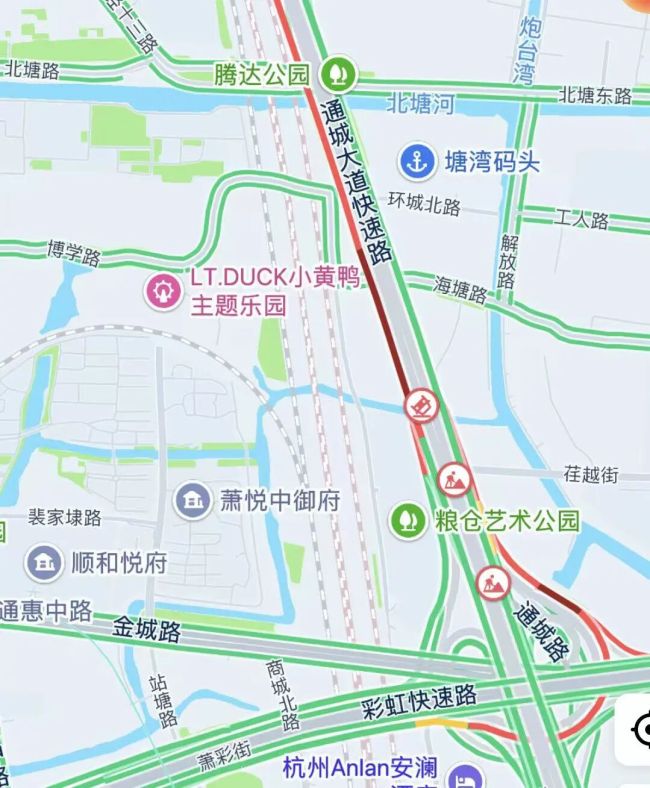 杭州一教练车高架上突发自燃 通城高架北向南路段受影响
