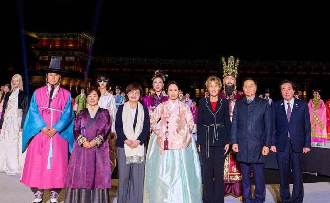 韩国第一夫人穿韩服接待APEC夫人团 展现文化自信