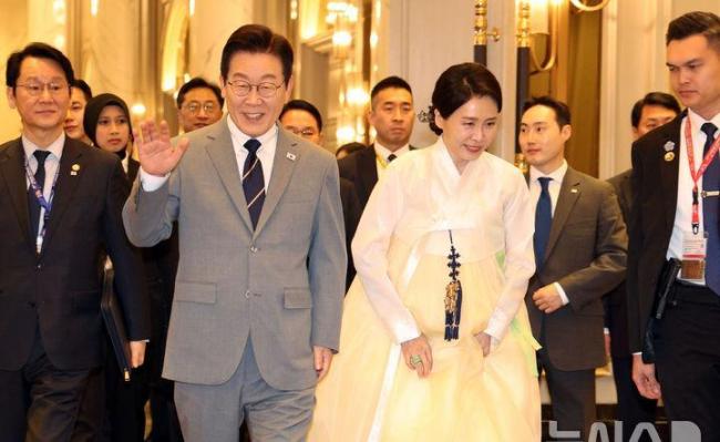 韩国第一夫人穿韩服接待APEC夫人团 展现文化自信