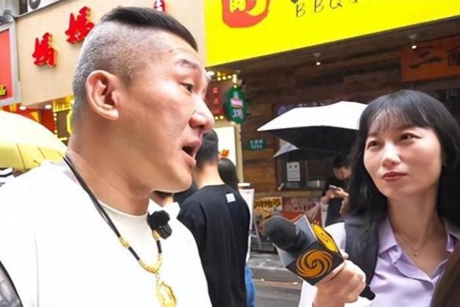 台网红“馆长”升国旗观礼神情庄重 草根逆袭成两岸桥梁