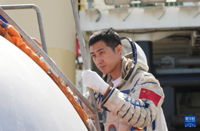神二十一航天员神二十乘组激动相拥 逐梦星辰大海新篇章