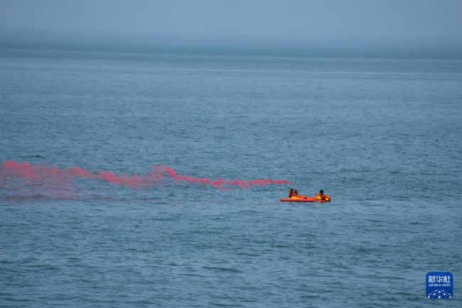 神二十一航天员神二十乘组激动相拥 逐梦星辰大海新篇章