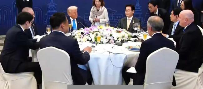 APEC领导人集体合影 外交棋局中的微妙信号