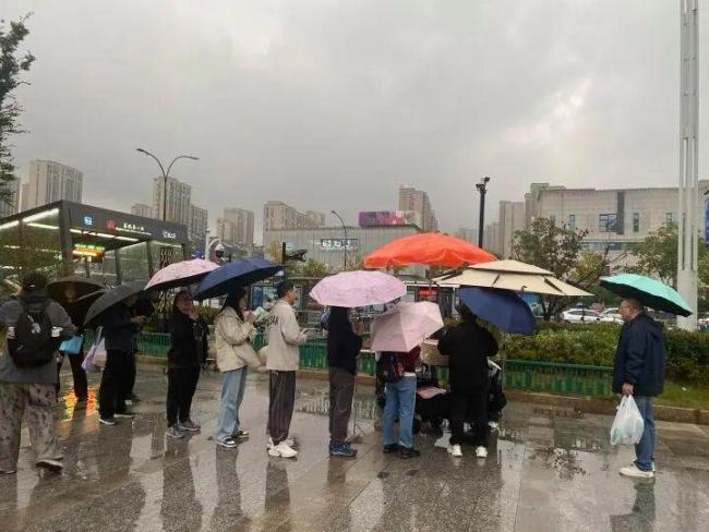 美院硕士卖包子排起长队 南北口味引热议