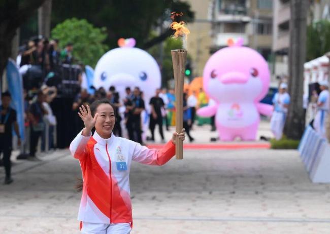 深圳市民欢呼迎接火炬手的到来 共襄全运盛会