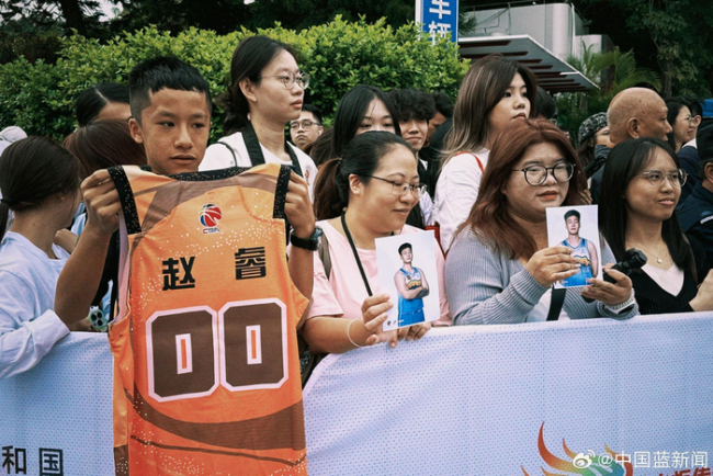 男篮队长赵睿完成全运火炬传递：代表国家队大集体 非常荣幸