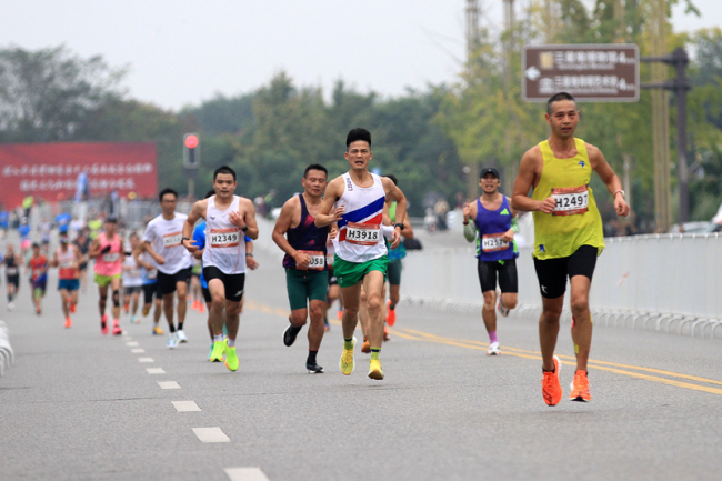 德阳市广汉三星堆半程马拉松开跑