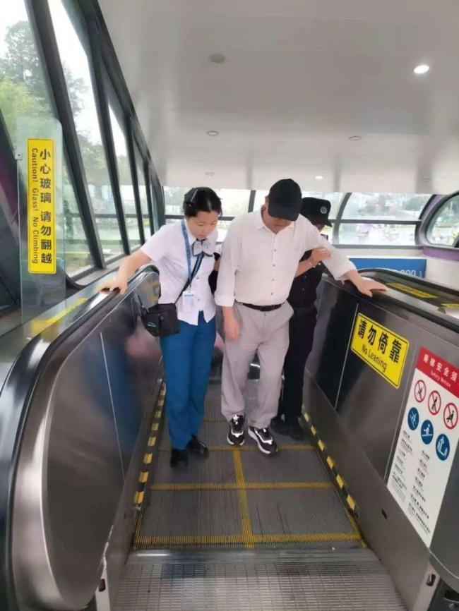 电梯维护小哥“逆行”救下摔倒老人 5秒紧急救援