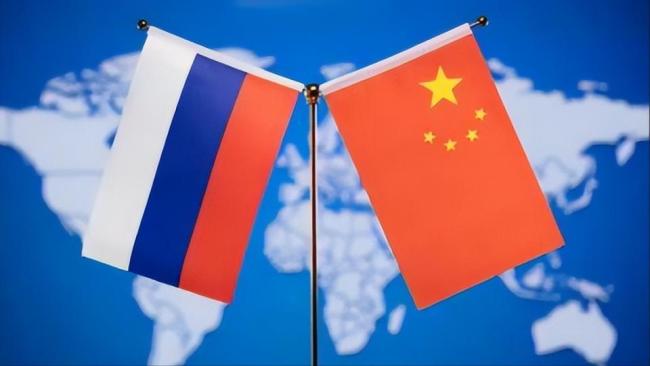 俄总理抵达中国画面 低调访问引发西方高度关注