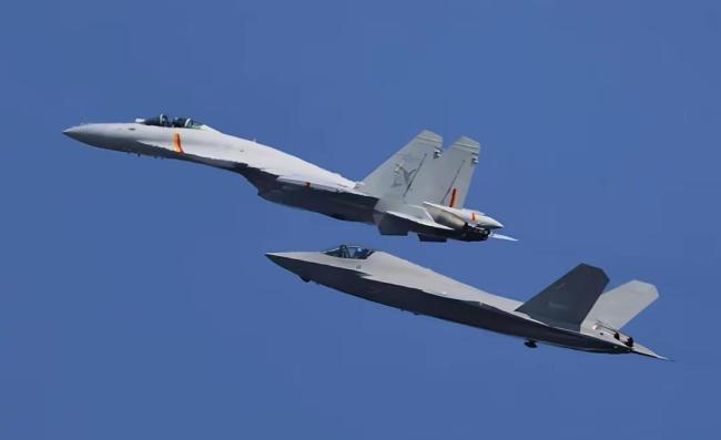 苏-35释放干扰弹 做“眼镜蛇”动作 震慑澳军机