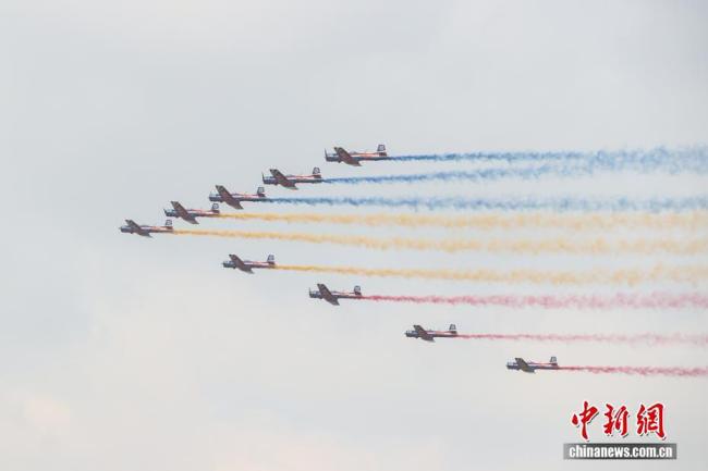 空中盛宴!一起看南昌飞行大会现场 多国飞行队炫技蓝天