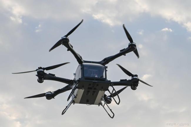 小伙用无人机吊运竹子月赚4万 科技助农新样板