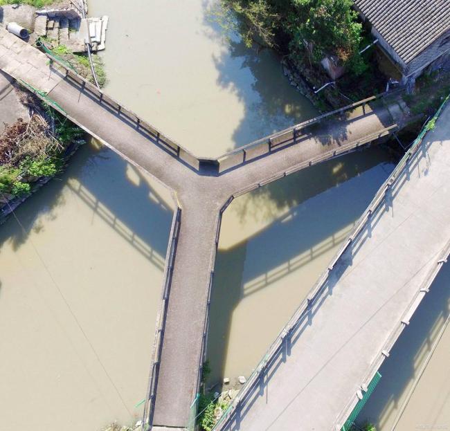 交警回应男子骑电动车上天桥扶梯