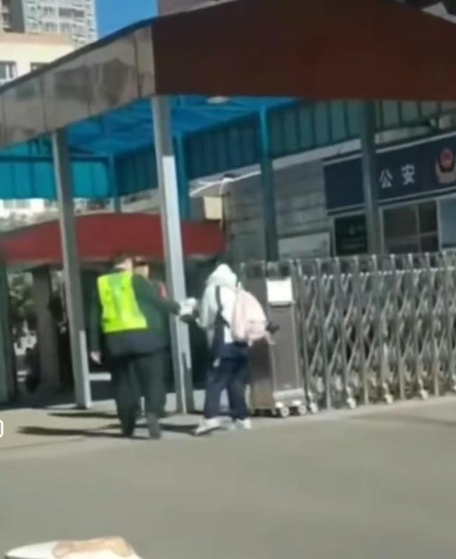 学校回应收走学生钥匙