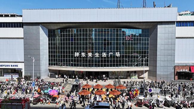 许昌胖东来突发伤人事件 商场保安快速响应控制嫌疑人