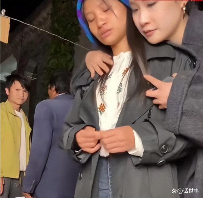 上拉如闯入小英娘家把小英吓哭