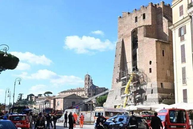 意大利一中世纪塔楼发生部分坍塌