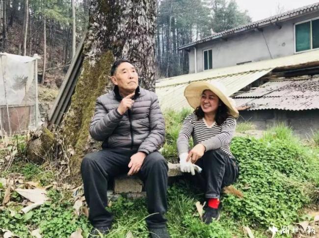 扶贫老书记去世 工资卡余额38.83元 一生奉献留遗产