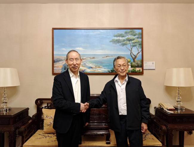 龙宇翔与泰国前总理川・立派亲切会见