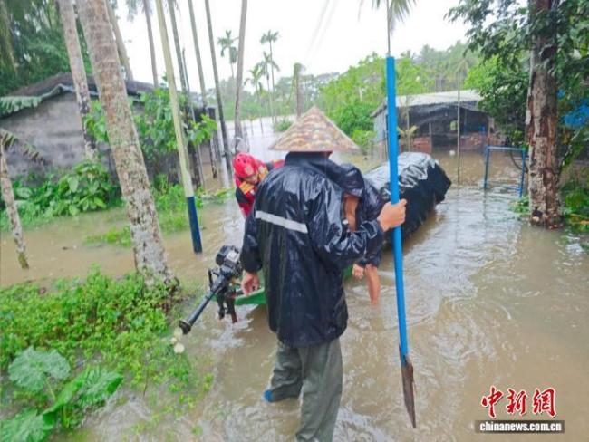 海南暴雨老人被困 消防紧急救援