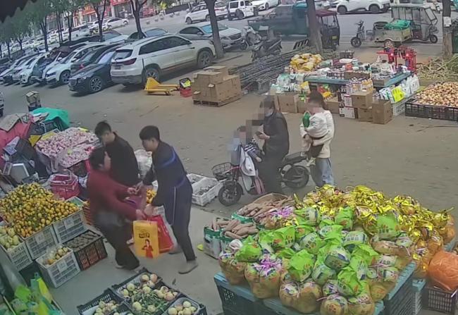 男童突发热性惊厥家长误以为食物卡喉 热心人士紧急施救