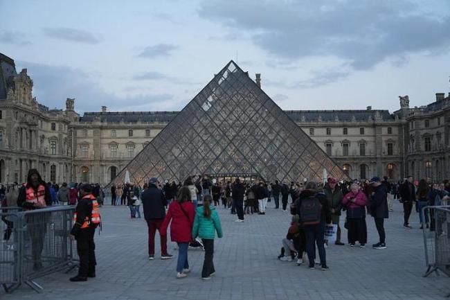 卢浮宫抢劫案嫌疑人身份曝光：3男1女