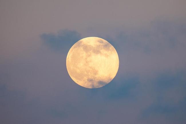 超级月亮惊艳大图来了 年度最大满月现身