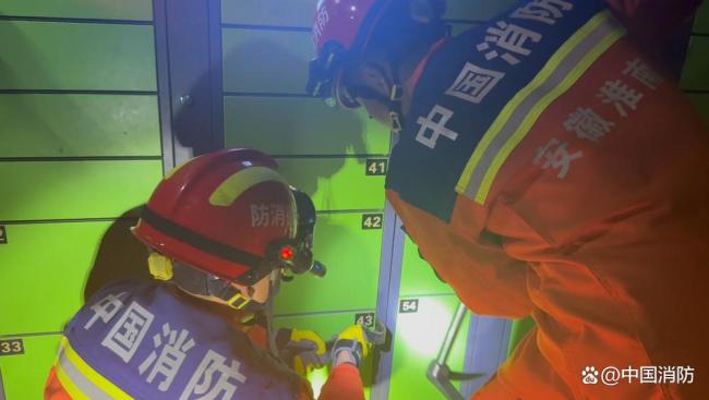 熊孩子钻快递柜幸得消防员救助 快递柜变“困娃箱”