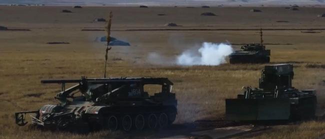 大场面!机器狗无人机开路 实兵对抗演练画面公布