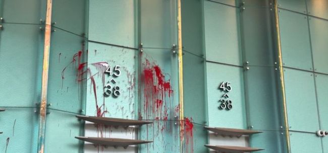 男子求见李嘉诚被拒 在大堂泼红漆 保安受伤事件引发关注