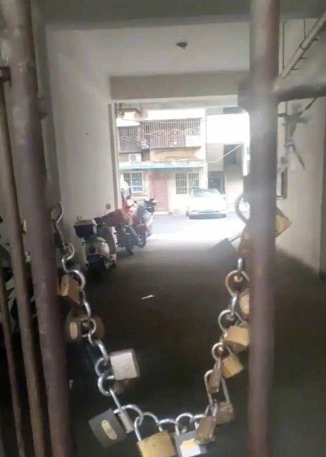 小区大门上29把锁,智慧还是无奈?