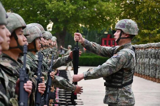 海军千余名新兵授枪 现场震撼 荣耀时刻振奋人心