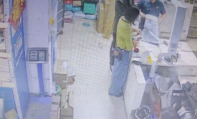 快递小哥捡到金锁归还 拒收千元报酬 拾金不昧暖人心