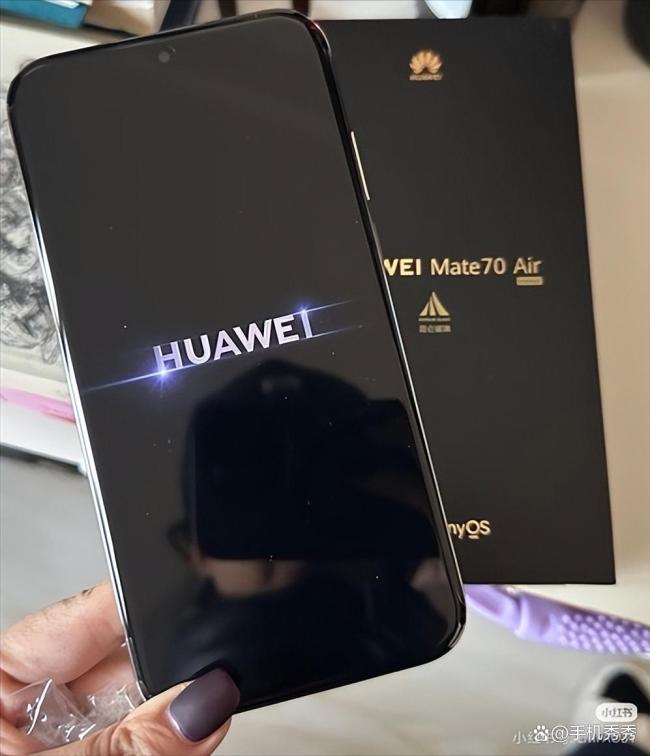 华为Mate 70 Air全配色真机上手 史上最薄Mate旗舰亮相