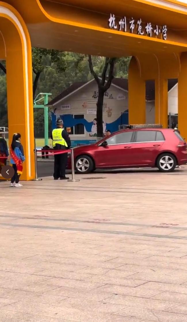学生列队向老师车辆问好 校方回应