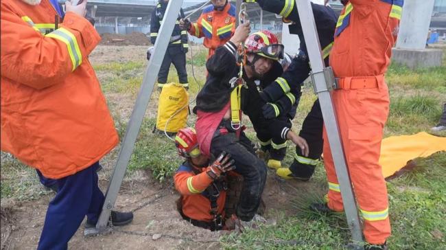 惊险!男子不慎坠入废弃井,北京经开区消防紧急救援 成功救出伤者