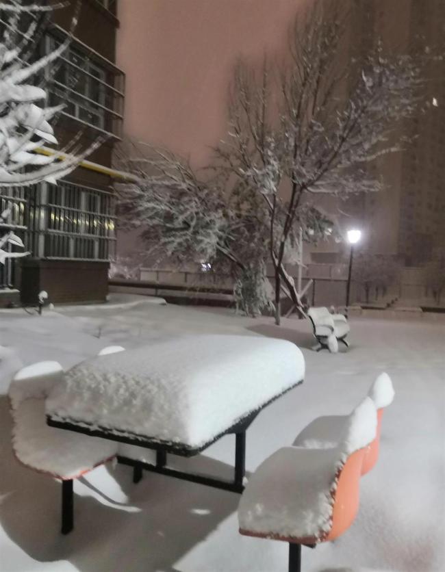 乌鲁木齐特大暴雪破纪录 城市银装素裹引发关注