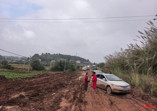 20公里乡镇公路刚通车就翻浆塌方 工期延误引民怨