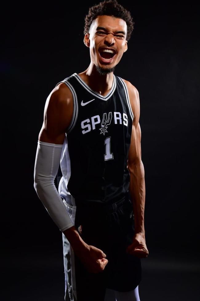 布朗尼成文班亚马背景板 新老对决唤传承