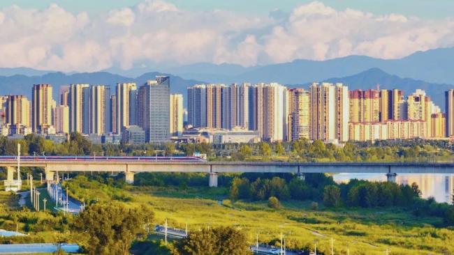 當列車遇上深秋,畫麵絕美!