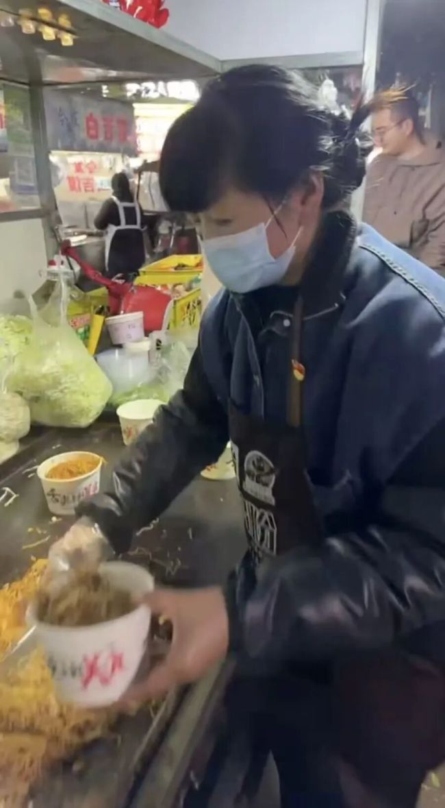 攤主解釋炒面降至3元原因 只為讓更多人吃上便宜熱飯