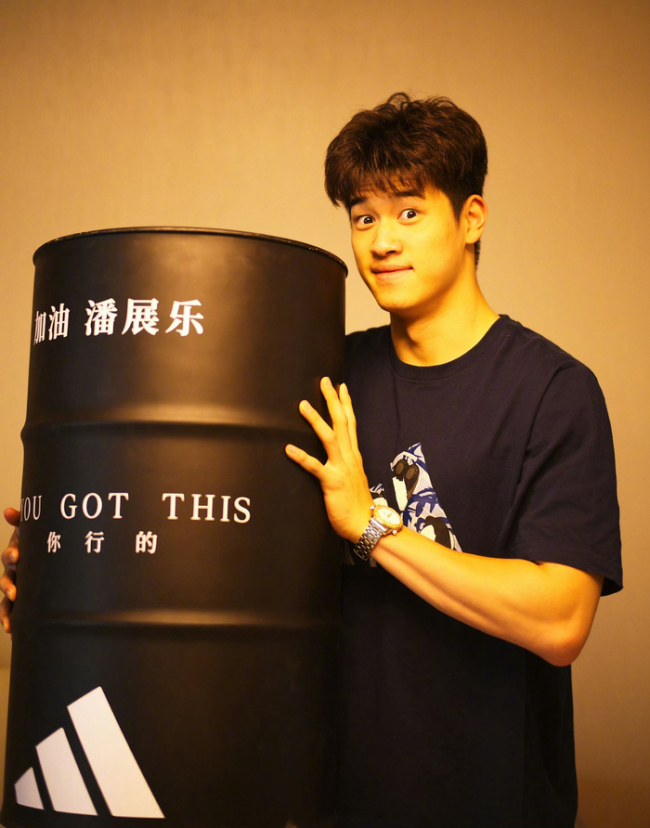 潘展乐收到了胡明轩送的加油桶 不同赛场的默契