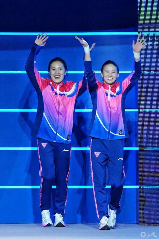 陈芋汐蝉联女子双人10米台冠军拿金牌🥇在手心看了又看 携手掌敏洁夺首金