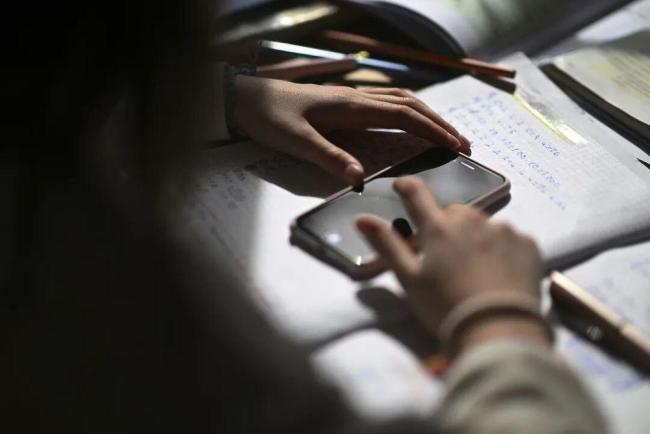 被網(wǎng)絡(luò)爛梗包圍的小學生 全國大流行